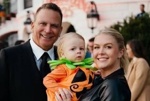 28세로 역대 최연소로 백악관 대변인이 된 캐롤라인 레빗이 최근 한 팟캐스트에 출연해 60세 남편과의 결혼 생활을 언급했다. [사진출처 = 영상 캡처]