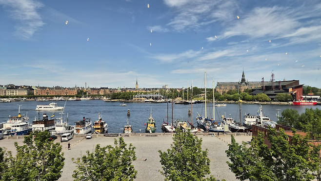 스톡홀름 전통 건축물들이 도열해 있는 구도심이 보이는 운하뷰가 근대 미술관 카페에서 시원하게 펼쳐진다. 가히 유럽 최고의 뷰를 가진 미술관이라해도 과언이 아니다. ©김슬기