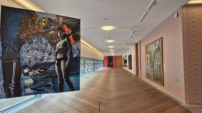 긴 복도에는 21세기의 대형 페인팅들이 도열해 있었다. ©김슬기