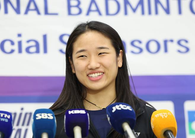 세계랭킹 1위 안세영은 22일(이하 한국시간) 호주 시드니에서 열린 세계배드민턴연맹(BWF) 월드투어 슈퍼 500 호주오픈 여자 단식 결승에 진출했다. 사진은 지난달 28일 프랑스에서 열린 월드투어 슈퍼 750에서 우승한 이후 인천공항을 통해 귀국한 안세영. /사진=뉴시스