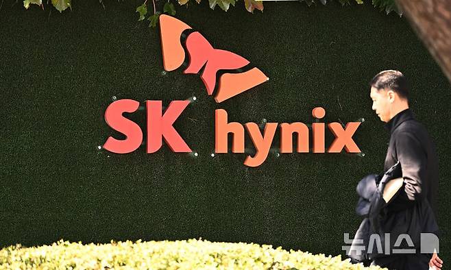 [이천=뉴시스] 김종택 기자 = SK하이닉스는 HBM(고대역폭메모리) 시장에서 쌓은 기술력을 앞세워 올해 3분기 영업이익이 창사 이래 최초로 10조원을 넘어섰다.SK하이닉스는 올해 3분기 매출액 24조4489억원, 영업이익 11조3834억원의 경영실적을 기록했다고 29일 밝혔다. 영업이익률은 무려 47%에 달한다.사진은 이날 경기 이천시 SK 하이닉스 본사 모습. 2025.10.29. jtk@newsis.com