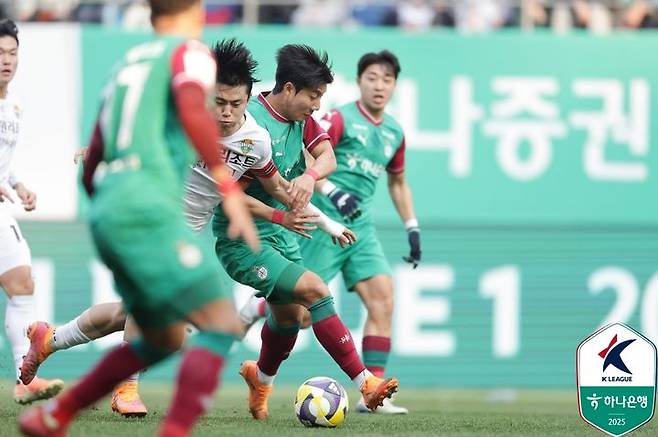 [서울=뉴시스] 프로축구 K리그1 강원FC 이기혁(왼쪽), 대전하나시티즌 서진수. (사진=한국프로축구연맹 제공) *재판매 및 DB 금지