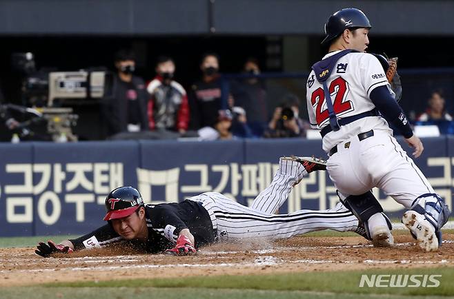 [서울=뉴시스] 홍효식 기자 = 24일 오후 서울 송파구 잠실야구장에서 열린 2021 KBO리그 LG 트윈스와 두산 베어스의 더블헤더 1차전 경기, 9회초 1사 만루 상황에서 LG 대주자 안익훈이 채은성의 희생플라이 아웃때 홈인하고 있다. 2021.10.24. yesphoto@newsis.com