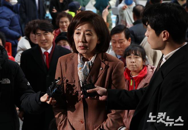 국민의힘 나경원 의원이 20일 오후 서울 양천구 남부지법에서 열린 '국회 패스트트랙(신속처리안건) 충돌 사건' 관련 1심 선고 공판에 출석하고 있다. 황진환 기자