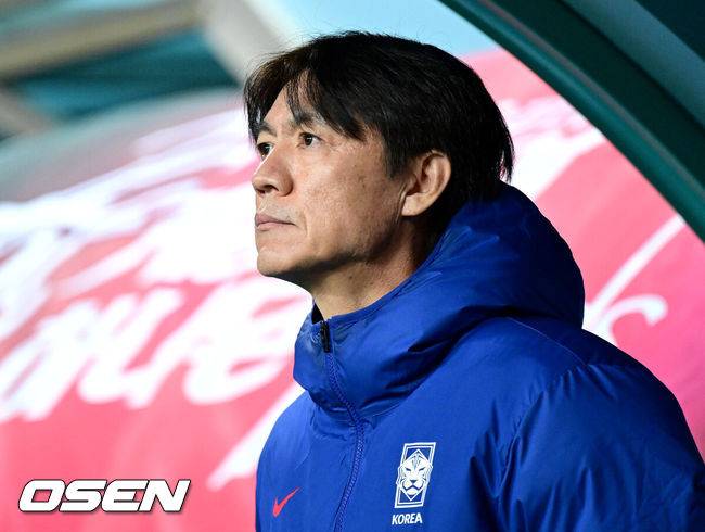 [OSEN=대전, 최규한 기자] 1년 8개월 만에 대표팀으로 돌아온 조규성이 골맛을 봤다. 손흥민도 프리킥 득점으로 한국을 승리로 이끌었다.홍명보 감독이 이끄는 한국축구대표팀(FIFA 랭킹 22위)은 14일&nbsp;대전월드컵경기장에서 볼리비아(76위)와 11월 A매치 1차전을 치러 2-0으로 승리했다.&nbsp;경기를 앞두고 한국 홍명보 감독이 피치를 바라보고 있다. 2025.11.14 / dreamer@osen.co.kr