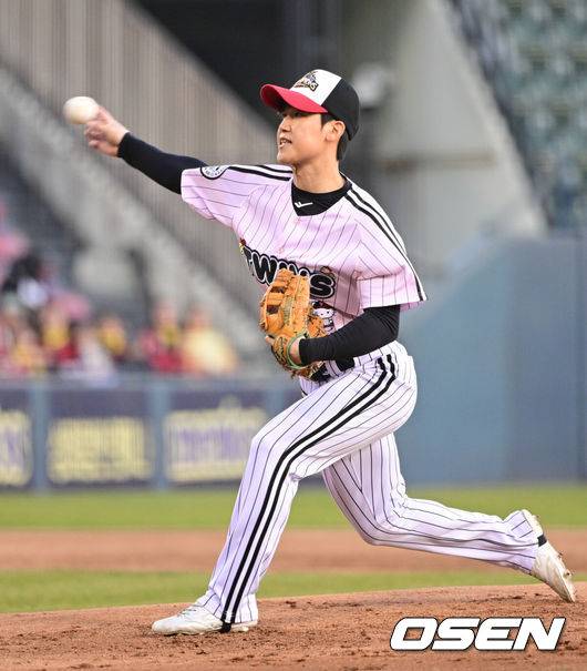 [OSEN=잠실, 조은정 기자] 프로야구 LG 트윈스가 22일 서울 잠실구장에서 ‘2025&nbsp;러브기빙&nbsp;페스티벌&nbsp;with&nbsp;챔피언십’을 개최했다.이번 행사는 2008년 ‘LG 트윈스 러브페스티벌’로 야구 꿈나무들을 위한 후원행사로 시작해, 2017년부터 ‘러브기빙데이’로 이름을 바꿔 팬과 선수단이 함께하는 자선행사다.투수 구본혁이 역투하고 있다. 2025.11.22 /cej@osen.co.kr