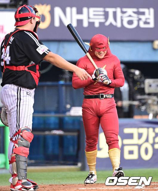 [OSEN=잠실, 조은정 기자] 프로야구 LG 트윈스가 22일 서울 잠실구장에서 ‘2025&nbsp;러브기빙&nbsp;페스티벌&nbsp;with&nbsp;챔피언십’을 개최했다.이번 행사는 2008년 ‘LG 트윈스 러브페스티벌’로 야구 꿈나무들을 위한 후원행사로 시작해, 2017년부터 ‘러브기빙데이’로 이름을 바꿔 팬과 선수단이 함께하는 자선행사다.최원영이 타석에 들어서고 있다. 2025.11.22 /cej@osen.co.kr