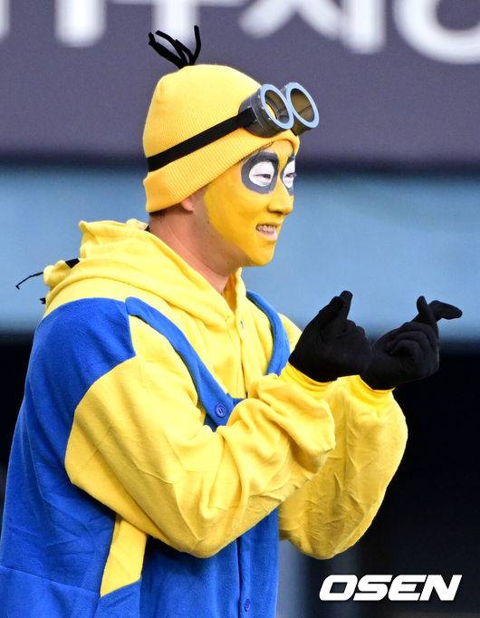 [OSEN=잠실, 조은정 기자] 프로야구 LG 트윈스가 22일 서울 잠실구장에서 ‘2025 러브기빙 페스티벌 with 챔피언십’을 개최했다.이번 행사는 2008년 ‘LG 트윈스 러브페스티벌’로 야구 꿈나무들을 위한 후원행사로 시작해, 2017년부터 ‘러브기빙데이’로 이름을 바꿔 팬과 선수단이 함께하는 자선행사다.팀 관우 김주성이 퍼포먼스를 하고 있다. 2025.11.22 /cej@osen.co.kr