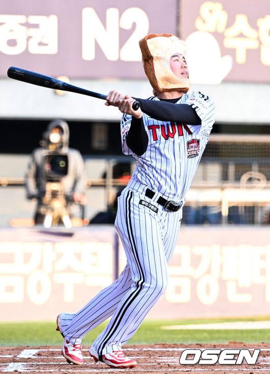 [OSEN=잠실, 조은정 기자] 프로야구 LG 트윈스가 22일 서울 잠실구장에서 ‘2025 러브기빙 페스티벌 with 챔피언십’을 개최했다.이번 행사는 2008년 ‘LG 트윈스 러브페스티벌’로 야구 꿈나무들을 위한 후원행사로 시작해, 2017년부터 ‘러브기빙데이’로 이름을 바꿔 팬과 선수단이 함께하는 자선행사다.이영빈이 타격을 하고 있다. 2025.11.22 /cej@osen.co.kr