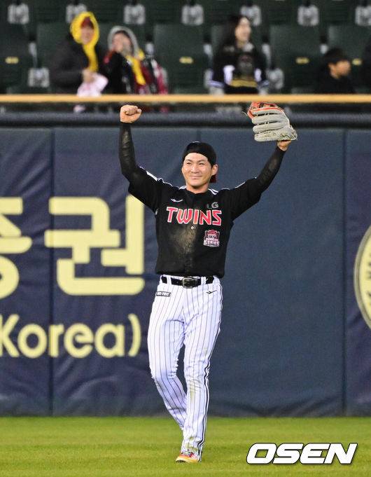 [OSEN=잠실, 조은정 기자] 프로야구 LG 트윈스가 22일 서울 잠실구장에서 ‘2025 러브기빙 페스티벌 with 챔피언십’을 개최했다.이번 행사는 2008년 ‘LG 트윈스 러브페스티벌’로 야구 꿈나무들을 위한 후원행사로 시작해, 2017년부터 ‘러브기빙데이’로 이름을 바꿔 팬과 선수단이 함께하는 자선행사다.오지환이 홈보살로 손주영을 잡은 뒤 기뻐하고 있다. 2025.11.22 /cej@osen.co.kr