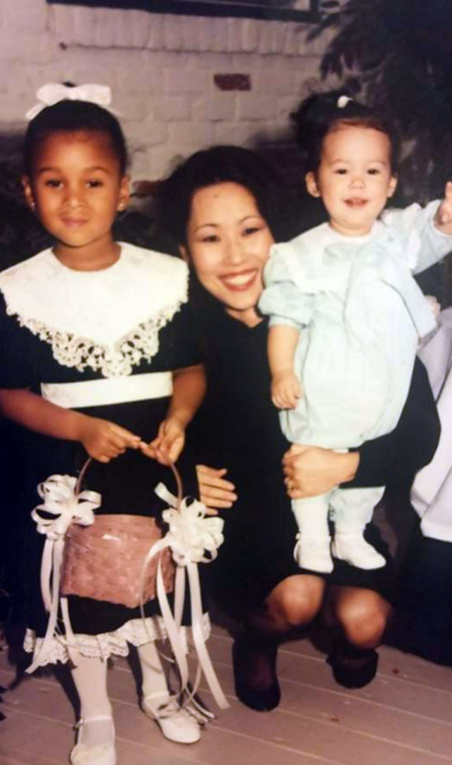 ▲어린 시절의 필자(맨 오른쪽)와 어머니. ⓒ필자 제공