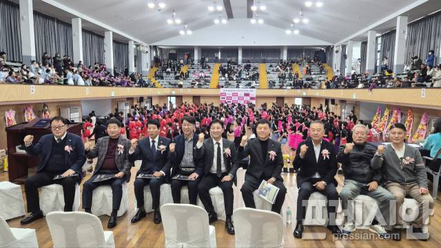▲22일 전주고 대강당에서 열린 ‘2025 풍남배 댄스스포츠·라인댄스대회’에 참석한 우범기 전주시장, 김태완 전북댄스스포츠연맹 회장, 김동진 대한체육회 이사 등 내빈들이 참가자들을 응원하고 있다. ⓒ프레시안
