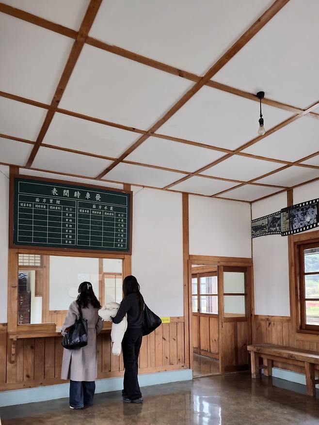 서도역 대합실.
