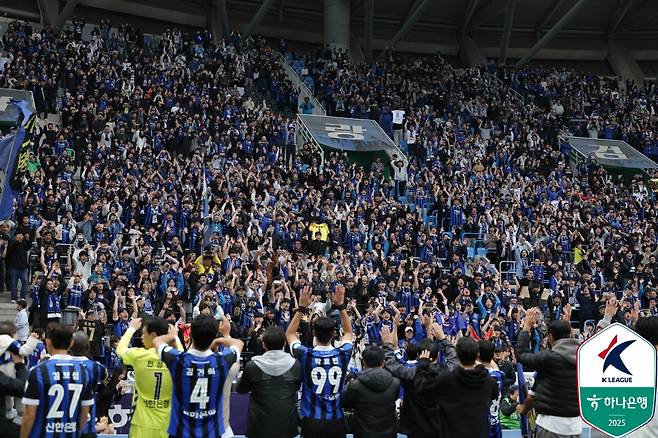 K리그2 우승과 K리그1 다이렉트 승격이 확정된 지난달 26일 인천 유나이티드 선수들과 팬들. /사진=한국프로축구연맹 제공