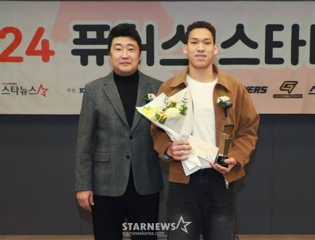 2024 퓨처스 스타대상 시상식에서 농구 부문 '스타상'을 받은 에디 다니엘(오른쪽)이 신석 한국중고등학교농구연맹 이사와 기념촬영을 하고 있다. /사진=이동훈 기자