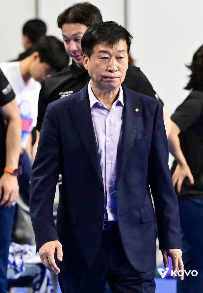 김호철 IBK기업은행 감독이 22일 현대건설전 패배 후 아쉬운 표정으로 물러나고 있다. /사진=KOVO 제공
