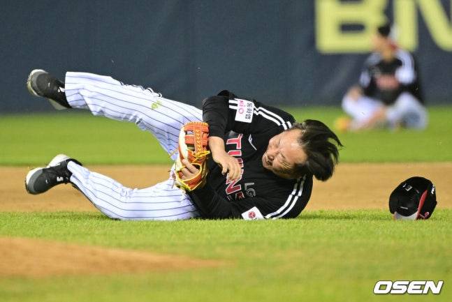 LG 차명석 단장이 22일 서울 잠실야구장에서 '2025 러브기빙 페스티벌 with 챔피언십'에서 열린 자체 청백전에서 유격수로 나와 땅볼 타구를 잡고 뒹굴고 있다.