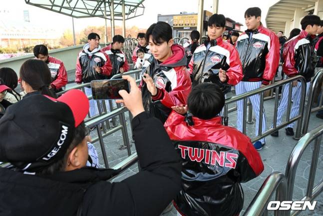 LG 선수단이 22일 서울 잠실야구장에서 '2025 러브기빙 페스티벌 with 챔피언십'에서 팬들을 직접 맞이하고 있다.