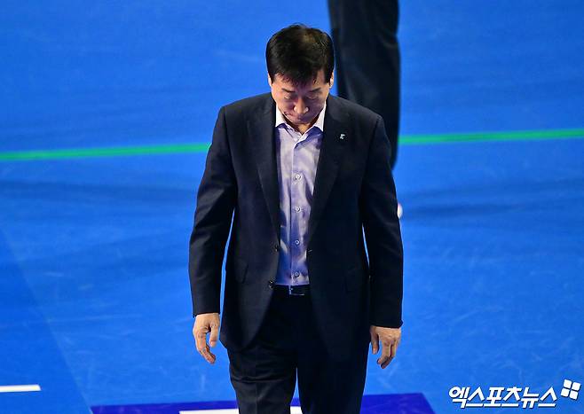여자프로배구 IBK기업은행이 22일 경기도 화성체육관에서 열린 진에어 2025-2026 V리그 여자부 2라운드 현대건설과의 홈 경기에서 세트 스코어 0-3(22-25 21-25 24-26)으로 패한 직후 김호철 감독의 자진 사퇴를 발표했다. 사진 김한준 기자
