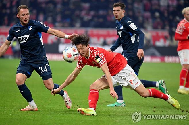 공 다투는 이재성 [AP=연합뉴스]