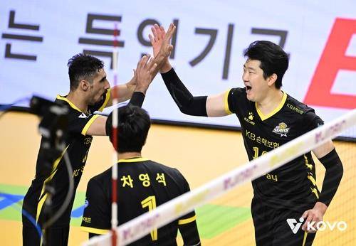 KB손해보험의 나경복(오른쪽)과 야쿱 [한국배구연맹 제공. 재판매 및 DB 금지]