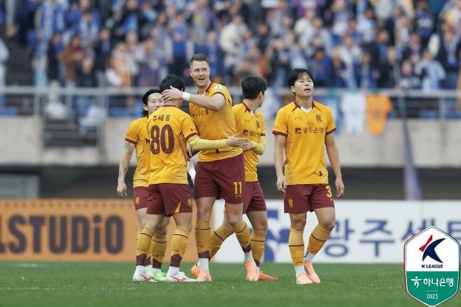 광주 동료들과 골 세리머니 하는 프리드욘슨(11번). [한국프로축구연맹 제공. 재판매 및 DB 금지]