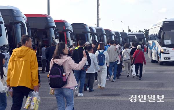 사진은 중국인 단체관광객 무비자 입국 첫날 모습. 2025.9.29 /김용국기자 yong@kyeongin.com