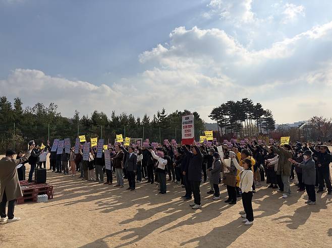 지난 22일 성남시 분당구 판교동 행정복지센터 앞 운동장에서 주민들이 집회를 열고 판교원역 신설을 요구하는 구호를 외치고 있다. <독자 제공>