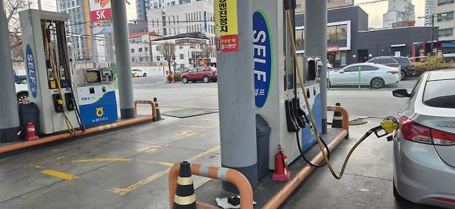 국제유가가 안정적인 흐름을 보이는 가운데, 고환율 여파로 국내 기름값은 고유가 행진을 이어가고 있다. 11월 셋째 주 기준 대전의 휘발유 주간 평균 판매가격은 ℓ당 1728.74원, 세종 1726.57원, 충남 1732.51원이었고, 경유는 ℓ당 대전 1642.34원, 세종 1636.84원, 충남 1635.49원을 기록했다. /김흥수 기자