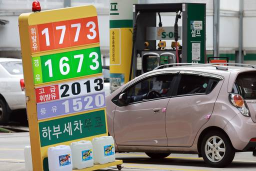 4주 연속 상승한 주유소 기름값 (서울=연합뉴스) 신현우 기자 = 국내 주유소 휘발유와 경유의 주간 평균 가격이 4주 연속 동반 상승했다. 한국석유공사 유가정보시스템 오피넷에 따르면 11월 셋째 주(16∼20일) 전국 주유소 휘발유 평균 판매가는 지난주보다 L당 25.8원 오른 1천729.7원이었다. 지역별로 가격이 가장 높은 서울은 전주 대비 25.1원 상승한 1천799.1원, 가격이 가장 낮은 부산은 24.7원 오른 1천705.8원으로 각각 집계됐다. 사진은 23일 서울 시내 주유소에 표시된 유가 정보. 2025.11.23 nowwego@yna.co.kr (끝) <저작권자(c) 연합뉴스, 무단 전재-재배포, AI 학습 및 활용 금지>