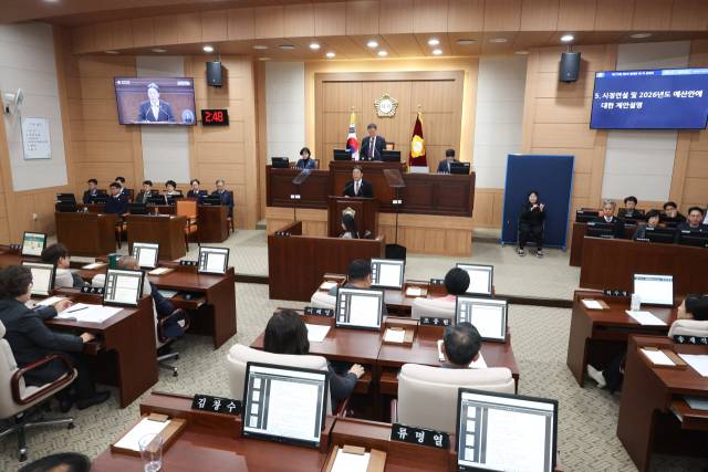 홍태용 김해시장이 21일 시의회 정례회에서 내년도 시정 방향과 예산안에 대해 밝히고 있다./김해시/