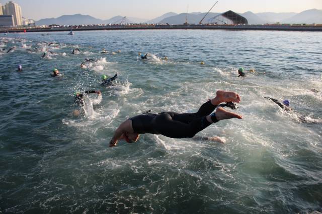 2021년 열린 ‘제1회 창원특례시 마산만 전국 트라이애슬론대회’모습./경남신문DB/