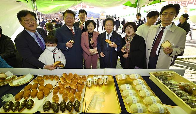 21일 대구 수성구 수성못 상화동산에서 개막한 제7회 대구 커피&베이커리 축제에서 손인락 영남일보 사장과 내빈들이 빵을 들고 기념촬영하고 있다. 이날 개막식에는 김대권 수성구청장과 이재화·전경원·정일균·이재숙 대구시의원 등이 참석했다. 이윤호기자 yoonhohi@yeongnam.com