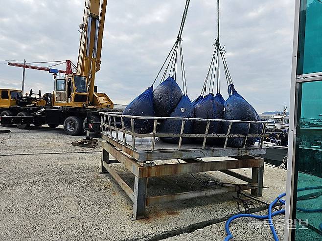 판매 직전, 전자식 저울로 중량을 확인한 후 구매자에게 김을 건넨다.최류빈기자 rubi@mdilbo.com