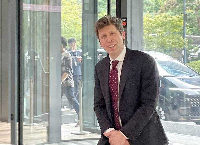 픈AI의 샘 올트먼 최고경영자(CEO)가 최태원 SK그룹 회장과 오찬 회동을 위해 2025년 10월 1일 서울 종로구 SK서린빌딩에 들어서고 있다. (사진=연합뉴스)