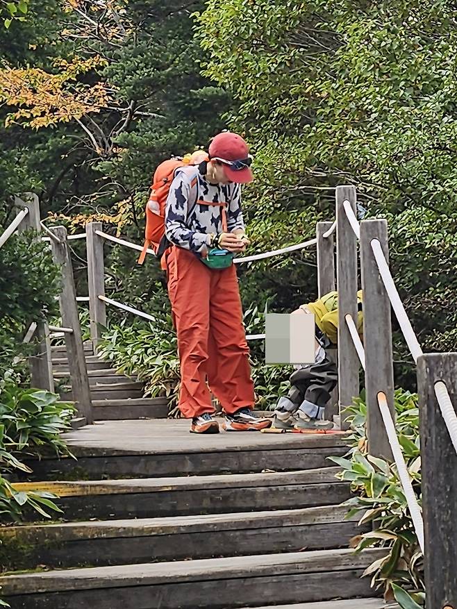 한 중국인 가족이 한라산 등산로에서 대변을 보고 있다. 출처=한 중국인 가족이 한라산 등산로에서 대변을 보고 있다.