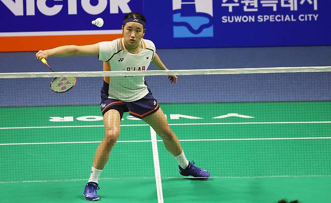 안세영이 28일 경기도 수원체육관에서 열린 세계배드민턴연맹(BWF) 월드투어 슈퍼 500 코리아오픈 여자단식 결승에서 일본 야마구치 아카네와 경기를 하고 있다. 사진 | 연합뉴스