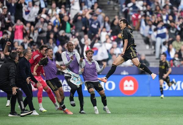 로스엔젤레스FC(LAFC) 손흥민이 22일 미국 밴쿠버에 위치한 BC 플레이스에서 밴쿠버 화이트캡스는 2025시즌 미국 메이저리그 사커(MLS) 컵 플레이오프 서부 컨퍼런스 4강전에서 득점 후 기뻐하고 있다. /사진=뉴시스(AP)