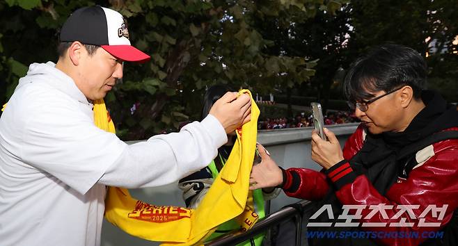 한국시리즈 MVP 김현수가 행사에 입장하는 팬에게 직접 응원 타올을 나눠주고 있다. 사진제공=LG 트윈스