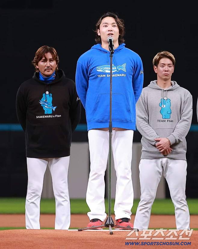 신조 감독(왼쪽)은 2023년 11월 열린 팬 감사 이벤트에서 이토를 2024년 개막전 선발로 발표했다. 사진캡처=니혼햄 파이터스 SNS