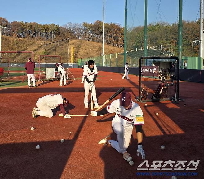 지옥의 토스 배팅 훈련 후 바닥에 쓰러져버리는 이주형. 사진=김용 기자