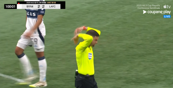 시간을 지연시키는 다카오카 골키퍼에게 화를 내는 주심. ⓒ쿠팡플레이