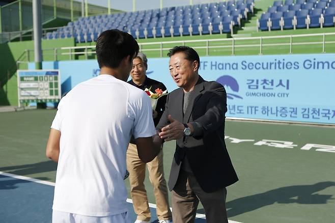 김동주에게 트로피를 시상하는 이진수 토너먼트 디렉터