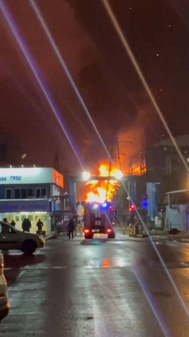 23일(현지시간) 우크라이나 드론의 공격을 받아 화재가 발생한 러시아 샤투라 발전소 주변에서 불길과 연기가 치솟는 모습. 로이터·연합뉴스