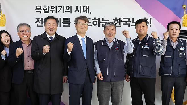 김지형 신임 경제사회노동위원회 위원장(왼쪽 네번째)이 11월 7일 서울 여의도 한국노총을 방문해 김동명 위원장 등과 기념촬영을 하며 파이팅하고 있다. /연합뉴스