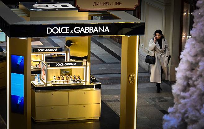 13일 러시아 모스크바 GUM 백화점 돌체앤가바나 매장 앞을 한 소비자가 지나가고 있다. /연합뉴스