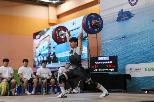 제106회 전국체육대회에서 서성환이 역기를 들어올리고 있다.