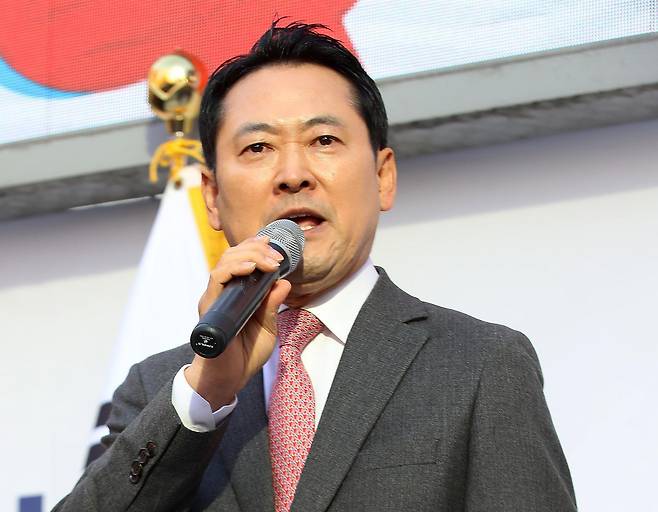 (창원=뉴스1) 윤일지 기자 = 장동혁 국민의힘 대표가 23일 오후 경남 창원 성산구 한서빌딩 앞 광장에서 열린 ‘민생회복 법치수호 국민대회’에 참석해 발언하고 있다.  2025.11.23/뉴스1