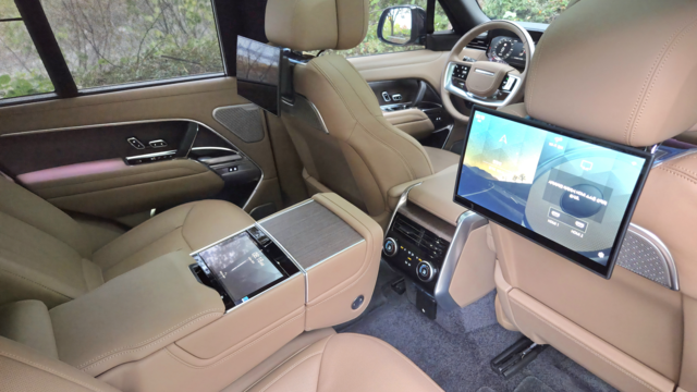 랜드로버 레인지로버 플러그인하이브리드(PHEV) 2열. 장우진 기자