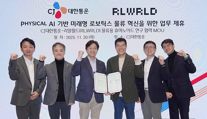 지난 20일 오후 서울 종로구 CJ대한통운 본사에서 열린 협약식에서 조형진 CJ대한통운 전략기획담당(왼쪽부터), 김정희 TES물류기술연구소장, 이종훈 경영지원실장, 류중희 리얼월드 대표, 이강욱 최고사업책임자(CBO), 안지윤 최고운영책임자(CSO)가 기념촬영을 하고 있다. CJ대한통운 제공